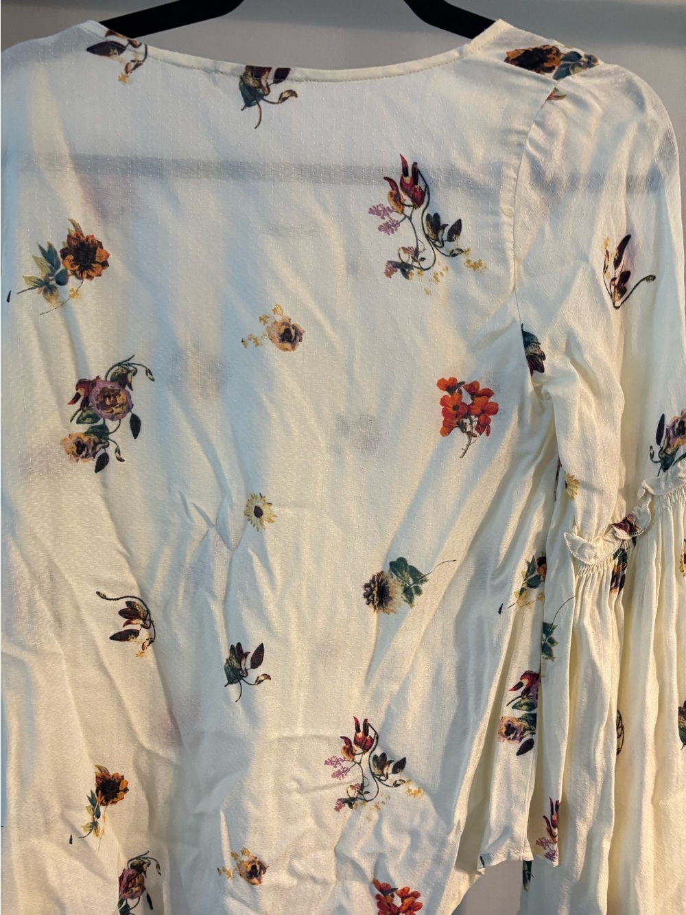 ILLA ILLA Cream Floral Bell-Sleeve Blouse size small - Picture 2 of 7